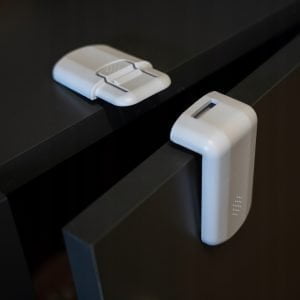 4x samolepilna ključavnica - zaščita predalov in vrat omaric 13 Self-adhesive child safety locks for drawers and cabinets
