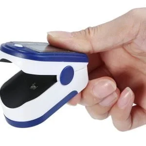 Naprstni pulzni oksimeter z LCD zaslonom