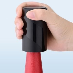 Avtomatski odpirač za kovinske zamaške steklenic