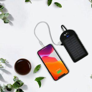 Solarni powerbank z 2x USB, microUSB in LED svetilko