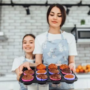 { "alt_text": "Teflonová forma na muffiny a 12 silikonových formiček" }