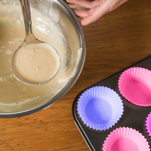 Teflonski pekač + 12 silikonskih modelčkov za peko mafinov