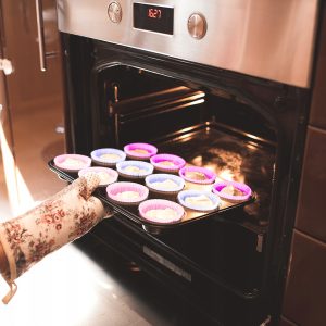 Teflonski pekač + 12 silikonskih modelčkov za peko mafinov