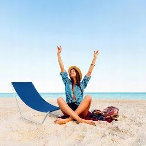 {
"alt_text": "Prenosni zložljiv vodoodporen ležalnik za plažo s torbo"
}