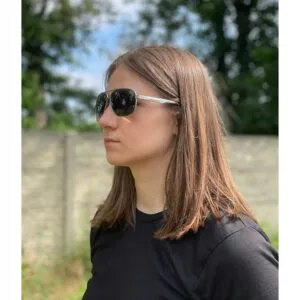 Unisex modne polarizirane sunčane naočale UV 400 filter inox 28 žena koja nosi sunčane naočale