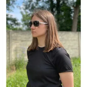 Unisex modne polarizirane sunčane naočale UV 400 filter inox 29 žena koja nosi sunčane naočale i crnu košulju