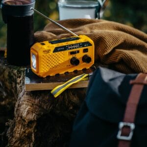 Pohodniški aku. 1200mAh solarni FM radio na dinamo LED powerbank SOS
