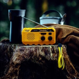 Pohodniški aku. 1200mAh solarni FM radio na dinamo LED powerbank SOS