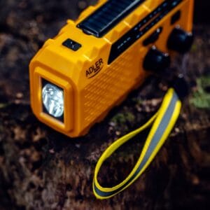 Pohodniški aku. 1200mAh solarni FM radio na dinamo LED powerbank SOS