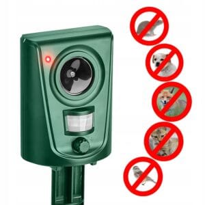 Ultrazvočni baterijski LED odganjalec živali s senzorjem gibanja 17 a green device with a red light and several animals