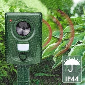 Ultrazvočni baterijski LED odganjalec živali s senzorjem gibanja 22 a green box with a round button on it in the rain