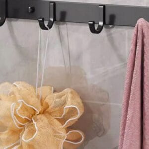Črni stenski obešalnik 38cm za obešanje oblačil 5x kljuke