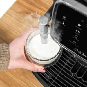 Avtomatski kavni aparat AROMA 750 z mlinčkom, penilcem in LCD zaslonom
