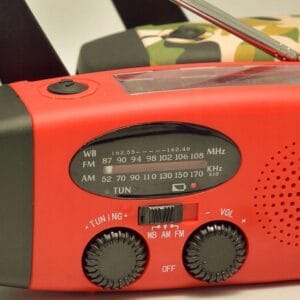 3v1 pohodniški aku. 2000mAh solarni FM radio na dinamo LED powerbank 27 Prenosni solarni FM radio z dinamo, LED lučjo in powerbankom