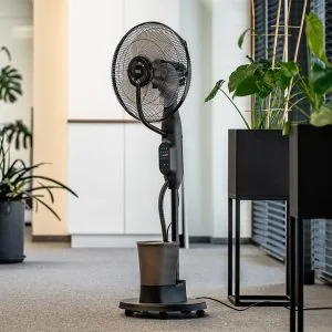Stoječi ventilator z vodno meglico na kolesih