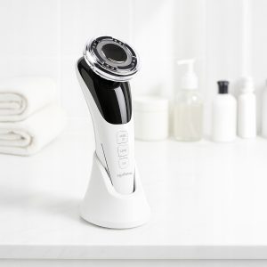 Brezžični ultrazvočni čistilec in masažer obraza na beli podlagi