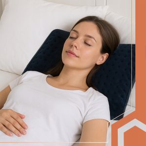 Siv pralni grelni vzglavnik na beli podlagi